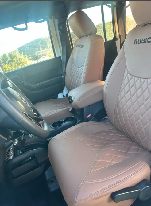 Front seats of Jeep Wrangler Rubicon with brown diamond-stitched artificial nappa leather seat covers featuring RUBICON embroidery